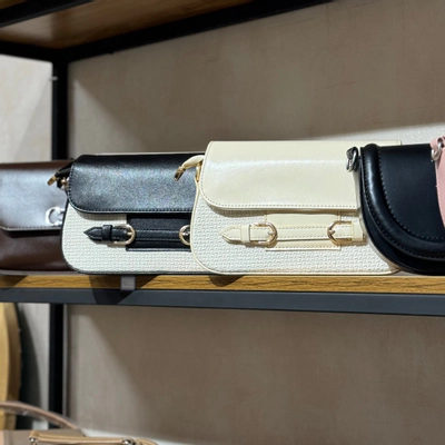 کیف کنفی مشکی و شیری